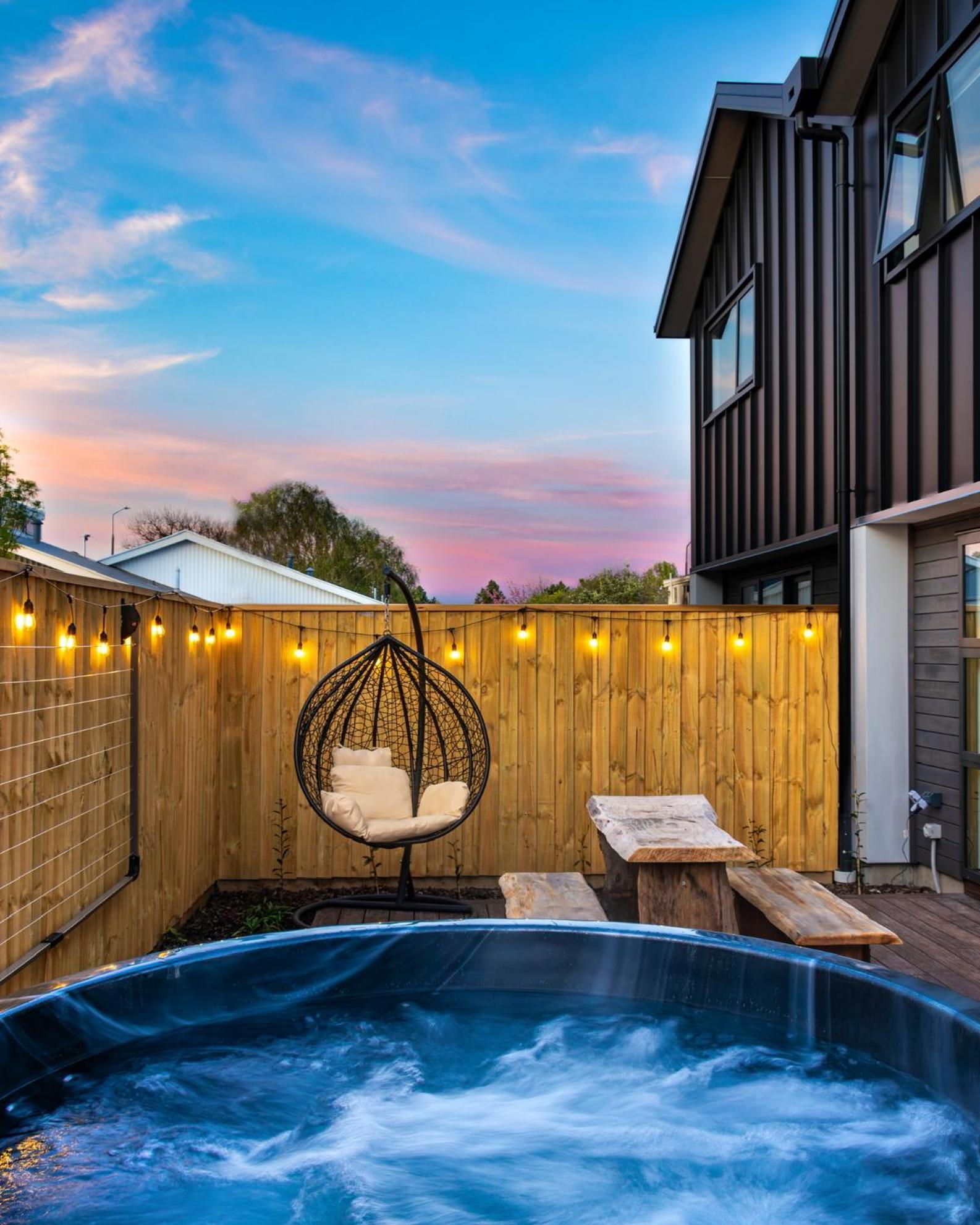 Cozy Retreat With Hot Tub Apartment Christchurch Exterior foto
